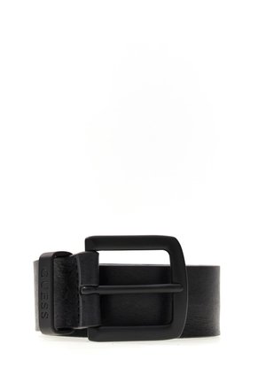 Ceinture en cuir noir avec une boucle rectangulaire en métal noir. Le matériau a une texture lisse, présentant une marque discrète sur la ceinture.