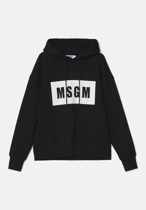 Svart bomull hettegenser med en hvit rektangulær logo med "MSGM" i fet sorte bokstaver, kengurulomme og snorer i hetten.