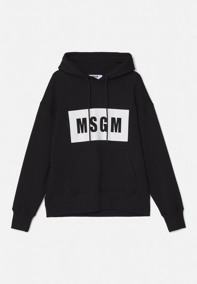 Schwarzer Baumwollhoodie mit einem weißen rechteckigen Logo, auf dem "MSGM" in fetten schwarzen Buchstaben steht, Kängurutasche und Kordeln an der Kapuze.