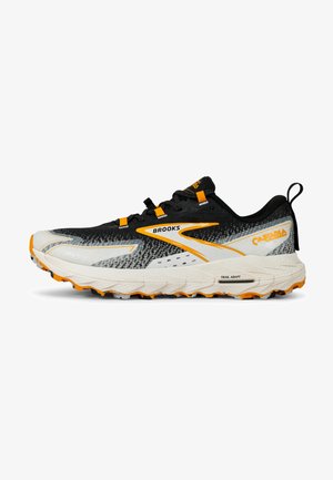 Chaussures de trail running avec une tige en maille noire et blanche, des accents orange, une semelle extérieure robuste et une semelle intermédiaire rembourrée pour l'adhérence et le confort.