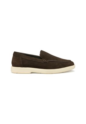 Scarpe slip-on in camoscio marrone con punta arrotondata, dettagli cuciti e suola di colore crema a contrasto. Design piatto, accenti minimi.