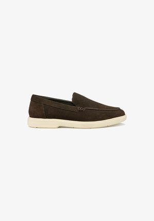 Scarpe slip-on in camoscio marrone con punta arrotondata, dettagli cuciti e suola di colore crema a contrasto. Design piatto, accenti minimi.