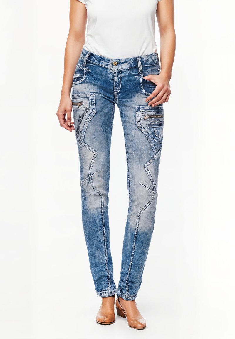 Jeans in denim azzurro chiaro con vestibilità slim, caratterizzati da cuciture decorative, due tasche frontali e un lavaggio sbiadito per un effetto texture.