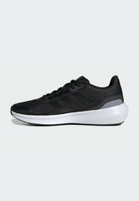 Zapatillas deportivas negras con parte superior de malla, tres franjas grises, una entresuela Cloudfoam blanca y una suela texturizada para agarre.