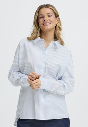 Hellblau-weiß gestreiftes Hemd mit Knöpfen, langen Ärmeln, einem Kragen und lockerem Schnitt, gefertigt aus einem glatten Stoff mit leichtem Glanz.