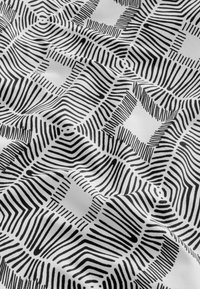 Zwart-witte stof met een geometrisch patroon van golvende lijnen en vierkanten. De textuur lijkt glad en iets gekreukt.