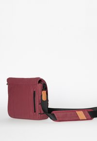 Bordeaux crossbody taske lavet af nylon, med en frontlomme med lynlås, justerbar sort rem og læderdetalje. Rechteckede form, glat tekstur.