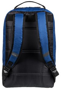 Mochila de tela azul y negra, acolchada, con correas ajustables negras y un asa en la parte superior. Presenta un detalle del logo en el lateral.