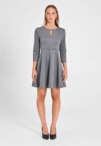 Graues Kleid mit Dreiviertelärmeln, rundem Ausschnitt, Schlüssel ausschnitt vorne, tailliertem Oberteil, ausgestellt Rock und Gürtel-Detail an der Taille.