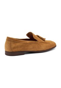 Mocassini in suede beige con tacco piatto e dettaglio decorativo a nappina sulla tomaia, con accenti cuciti e una finitura liscia.