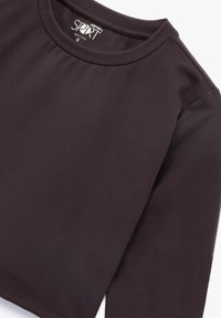 Schwarzes langärmeliges Sportoberteil aus dehnbarem Stoff. Mit einem runden Halsausschnitt und glatter Textur, innen mit einem Etikett "SPORT" versehen.