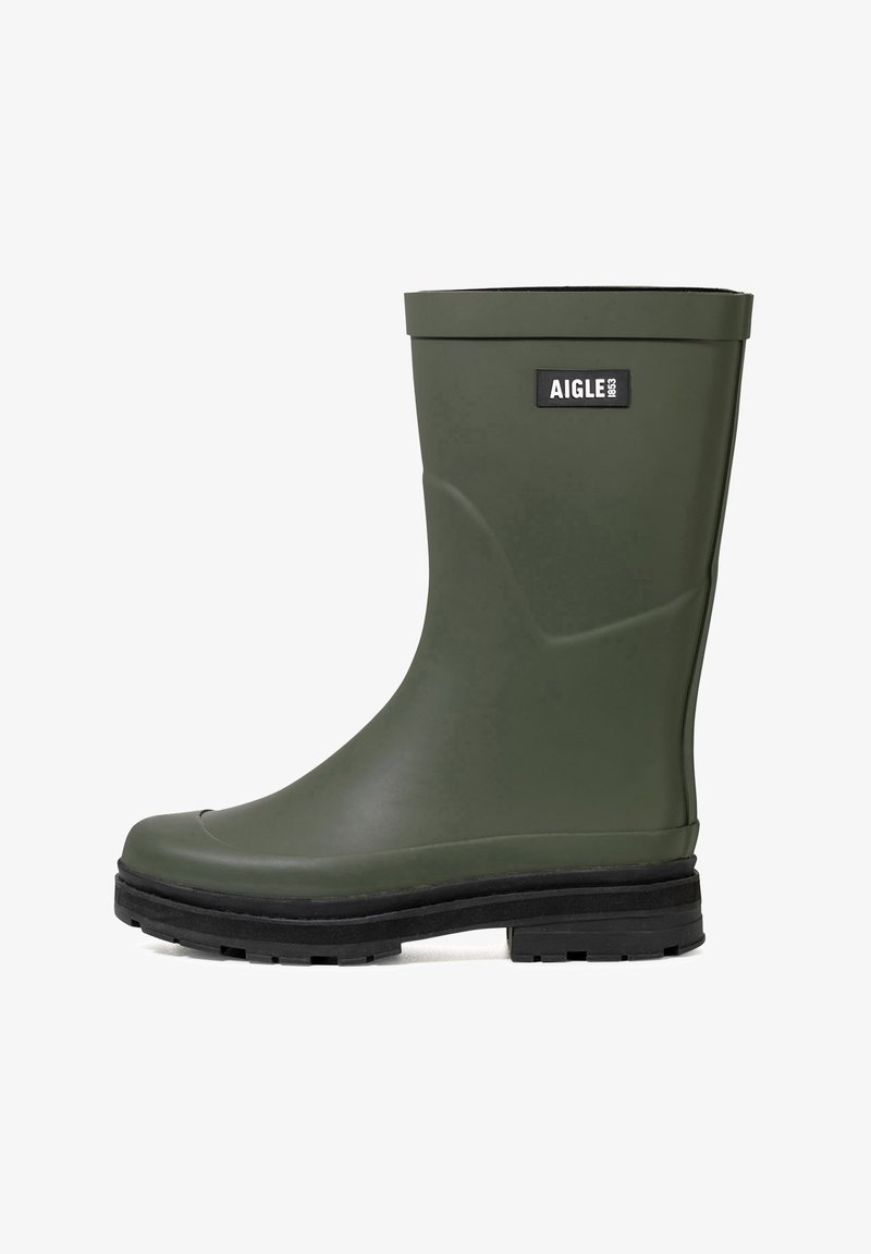 Botte de pluie en caoutchouc verte avec une finition texturée, semelle noire plate et un patch logo de la marque sur la tige extérieure. Matériau lisse et durable.