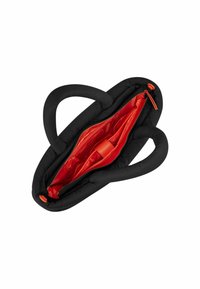 Borsa nera imbottita con due manici curvi, con un luminoso interno rosso e chiusura con zip. Include una tasca interna e un tirazip arancione.