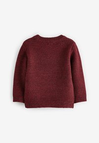 Bordeauxfärgad stickad tröja med långa ärmar, rundad halsringning och strukturerat mönster. Ribbad mudd och nederkant fulländar designen.