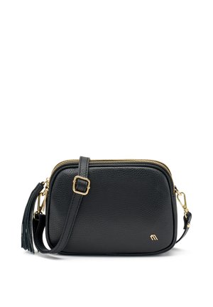 Borsa a tracolla in pelle nera con hardware dorato, chiusura con zip e dettaglio a frange. Forma rettangolare con superficie testurizzata.