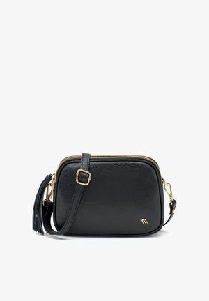 Zwarte leren schoudertas met gouden hardware, ritsluiting en een kwastaccent. Rechthoekige vorm met een gestructureerd oppervlak.