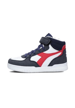 Sneakers alta in tela blu, pannelli sintetici bianchi, accenti rossi, suola in gomma, chiusura con lacci e velcro, superficie texturizzata.