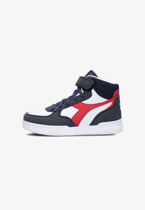Sneakers alta in tela blu, pannelli sintetici bianchi, accenti rossi, suola in gomma, chiusura con lacci e velcro, superficie texturizzata.