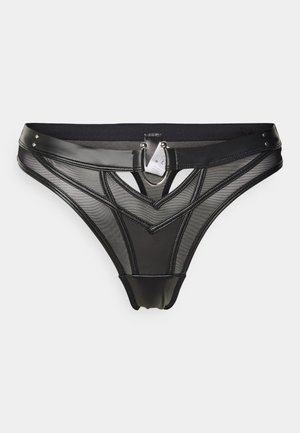 Schwarzer Tanga aus einer Kombination von glänzenden und Mesh-Materialien, mit niedriger Taille, geometrischen Ausschnitten und einem Ring-Detail vorne.