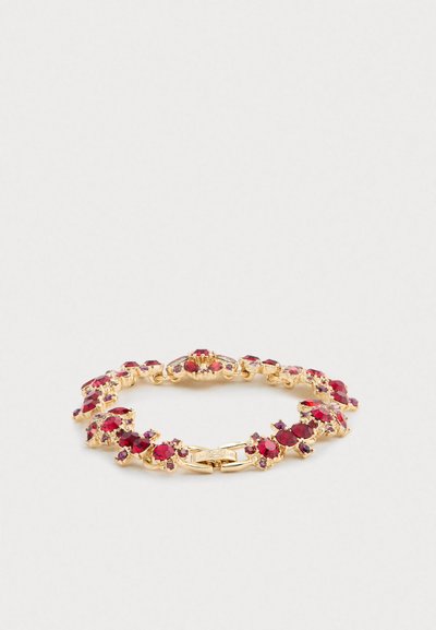 Bracciale d'oro con gemme rosse e rosa a grappolo in varie forme, disposte in un motivo alternato con chiusura a fermaglio.