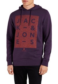 Sudadera morada con un llamativo diseño gráfico rojo que incluye el texto "JACK & JONS". Tiene una capucha con cordones y puños y dobladillo acanalados.