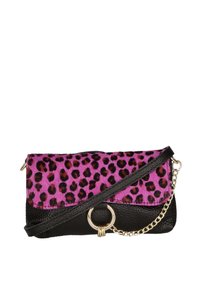 Clutch bag in stampa leopardata nera e rosa con finitura testurizzata, caratterizzata da un accessorio ad anello dorato e tracolla a catena. Design a pattina inclinata.