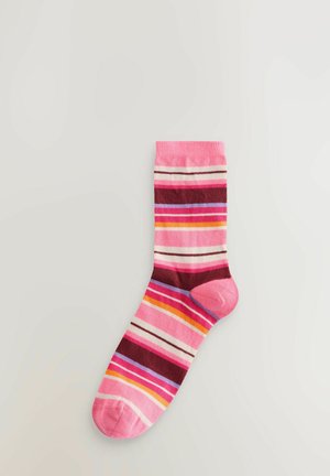 Bunt gestreifte Socke mit einem pinken Bündchen. Hat horizontale Streifen in Pink, Kastanienbraun, Orange, Lavendel und Creme. Weicher Stoff.