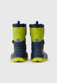 Bottes imperméables pour enfants avec une partie inférieure en caoutchouc marine et une partie supérieure en textile vert fluo, dotées d'un col rembourré et d'une semelle texturée pour une meilleure adhérence.