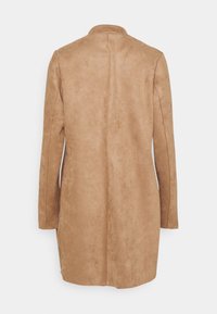 Cappotto lungo in finta suede marrone con una texture liscia, design minimalista, colletto alla coreana e taglio dritto. Nessun hardware o accentuazione visibile.