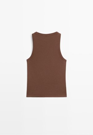 Canotta marrone senza maniche con scollo rotondo vista da dietro su sfondo bianco.