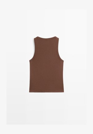 Canotta marrone senza maniche con scollo rotondo vista da dietro su sfondo bianco.