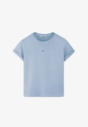 Camiseta de algodón de manga corta en azul claro, con cuello redondo, pequeño logo sutil en el centro del pecho y puños de las mangas remangados.