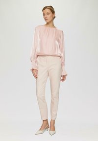 s.Oliver BLACK LABEL MIT VOLANTÄRMEL - Blouse - perlmuttrosa