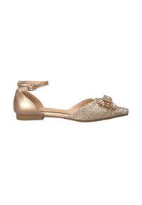 Chaussure plate dorée avec un bout pointu et une bride à la cheville. Présente un dessus métallique tissé et un accent floral décoratif sur le bout.