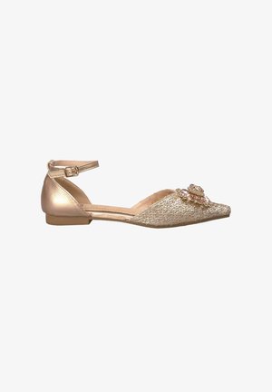 Chaussure plate dorée avec un bout pointu et une bride à la cheville. Présente un dessus métallique tissé et un accent floral décoratif sur le bout.
