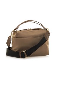 Borsa a mano in nylon marrone con manico in pelle texture, tracolla nera regolabile, accessori in oro e chiusura con zip. Esterno liscio con una tasca laterale.