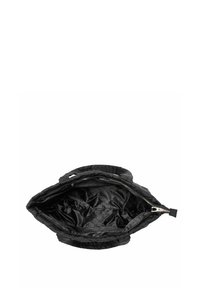 Czarna, pikowana torebka na ramię z podwójnymi uchwytami u góry, otwarty zamek błyskawiczny ukazuje gładką, wzorzystą podszewkę.