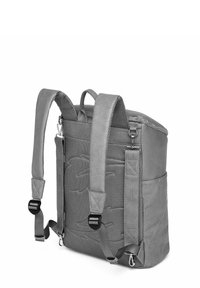 Šedý batoh s polstrovanými popruhy, strukturovaným materiálem a síťovanými doplňky. Má horní rukojeť a boční kapsu na zip pro uložení.
