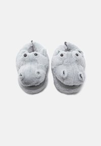 Harmaat lääkkäät, jotka on muotoiltu Haitsarina, varustettuna pyöreillä silmillä, tekstuurilla kuonolla, pehmeällä kankaalla ja pehmustetuilla pohjilla mukavuutta varten.