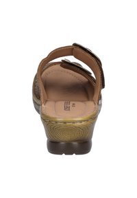 Brązowe skórzane sandały z dwiema regulowanymi paskami, wyprofilowaną wkładką i teksturowaną podeszwą z lekkim obcasem.