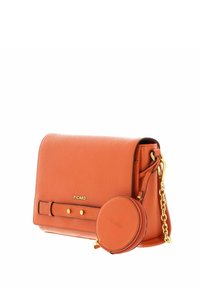 Sac bandoulière en cuir orange avec une finition texturée, accents en métal doré, sangle réglable et pochette à pièces ronde détachable. Logo de la marque visible.