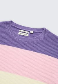 Gerippter Strickpullover mit rundem Ausschnitt, gestaltet mit horizontalen Streifen in Lila, Pink und Gelb. Das Etikett zeigt Informationen zum ökologischen Stoff.