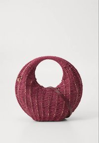 Kerek, mélybordó színű, szövött kézitáska texturált felülettel, barna vállpánttal és finom arany színű fémrészletekkel díszítve.