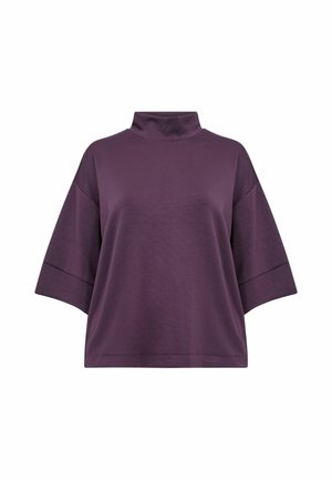 Laza stílusú, sötétlila felső magas gallérral és széles, könyökig érő ujjakkal, sima anyagból készült.