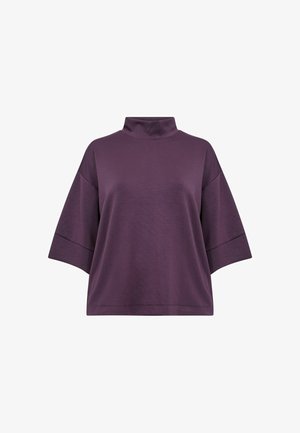 Laza stílusú, sötétlila felső magas gallérral és széles, könyökig érő ujjakkal, sima anyagból készült.