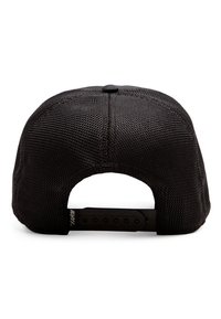 Melnā sieta snapback cepure ar izliekto malu, kurai ir teksturēta virsma un regulējama plastmasas aizdare aizmugurē.