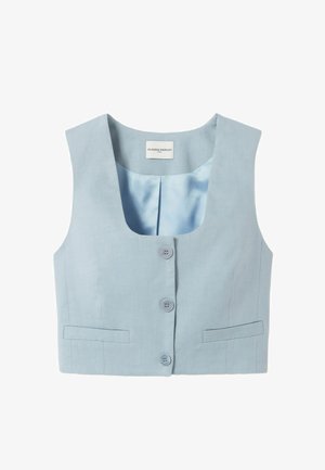 Gilet azzurro chiaro senza maniche, corto, con scollo quadrato, tre bottoni frontali, due tasche a filetto e etichetta Claudie Pierlot all'interno.