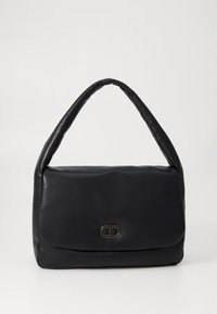 Geantă din piele neagră cu textură moale, formă dreptunghiulară și mâner curbat. Prezintă un logo cu închizătoare aurie pe față.