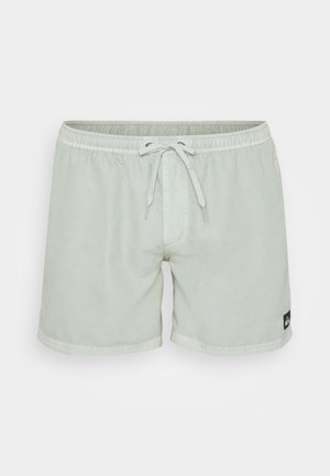 Világosszürke fürdőnadrág elasztikus derékpánttal, húzózsinórral és egy kis logóval a bal oldalon. Simás felület, combközép hosszúság.