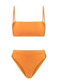 Conjunto de bikini naranja con top bandeau sin tirantes y parte inferior de cintura alta, hecho de una tela suave y elástica, con un color sólido sin estampados.